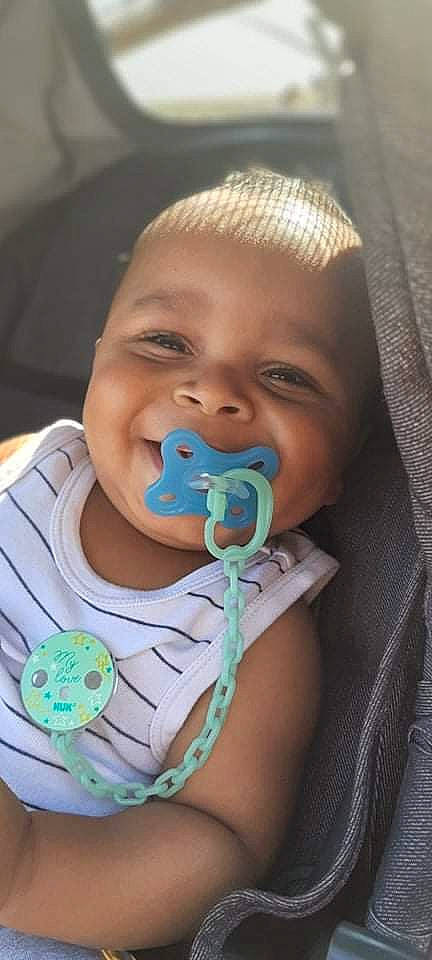 Elïam a rejoint le concours — aidez-le/la à gagner de superbes lots ! baby, baby_toddler_clothing, bib, cheek, ear, eyebrow, eyelash, finger, happy, human_body, iris, joy, lip, mouth, neck, nose, outerwear, person, skin, sleeve