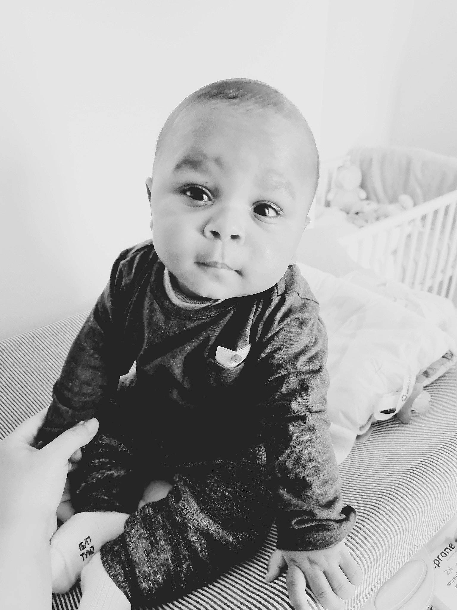 Elïam participe au concours pour gagner de l'argent avec cette photo : baby, baby_toddler_clothing, black, black_and_white, cheek, comfort, facial_expression, flash_photography, happy, iris, mammal, monochrome, monochrome_photography, people, person, skin, sleeve, standing, style, t_shirt