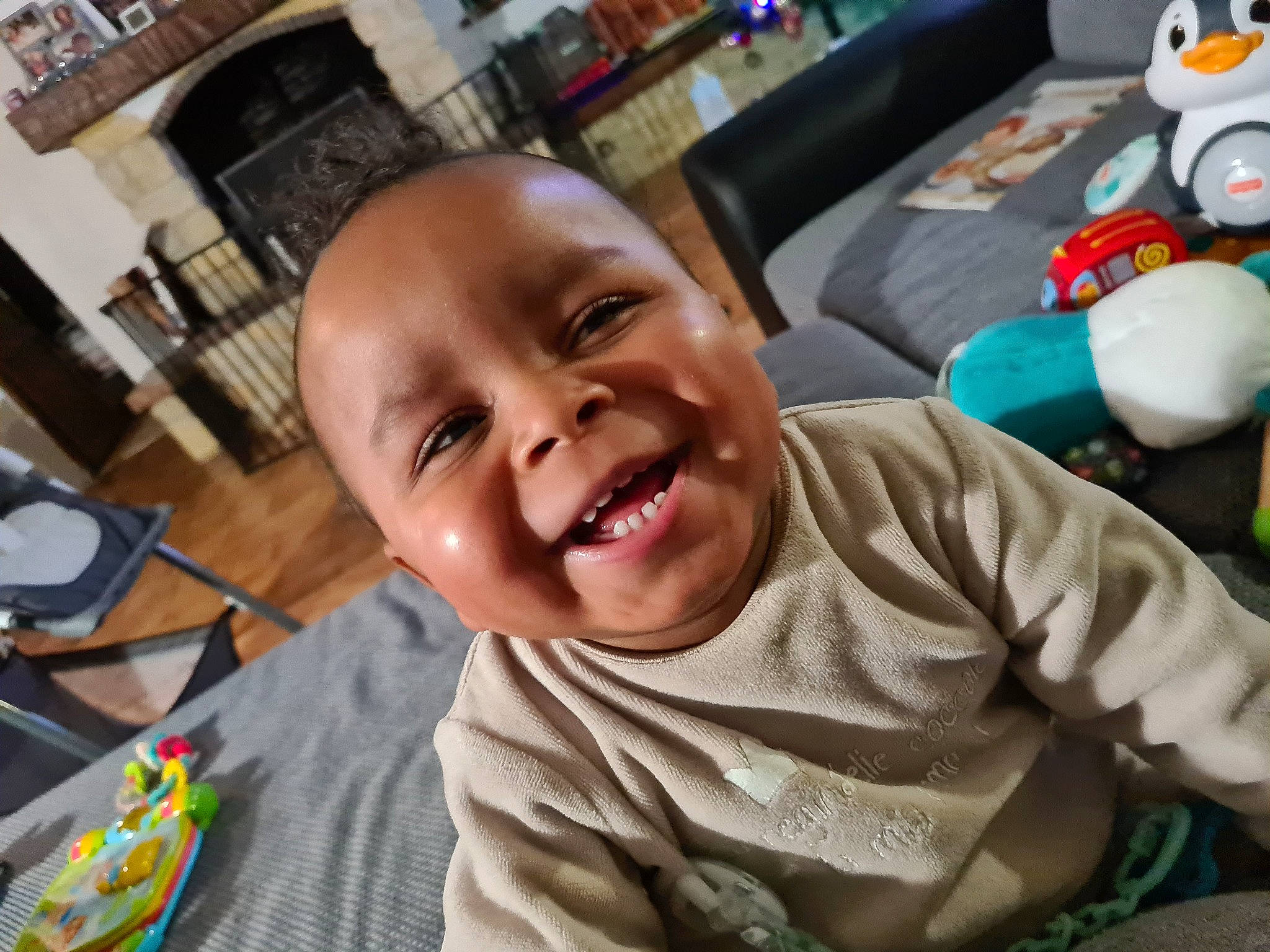 Elïam a rejoint le concours — aidez-le/la à gagner de superbes lots ! baby, chair, cheek, child, facial_expression, fun, furniture, hairstyle, happy, mammal, mouth, nose, organ, person, room, skin, smile, toddler, tooth, toy