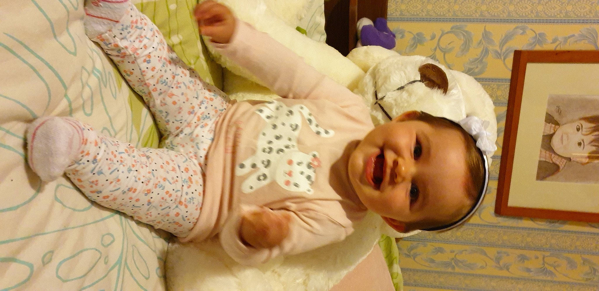 Anaëlle participe au concours pour gagner de l'argent avec cette photo : baby, bedtime, child, joy, person, toddler