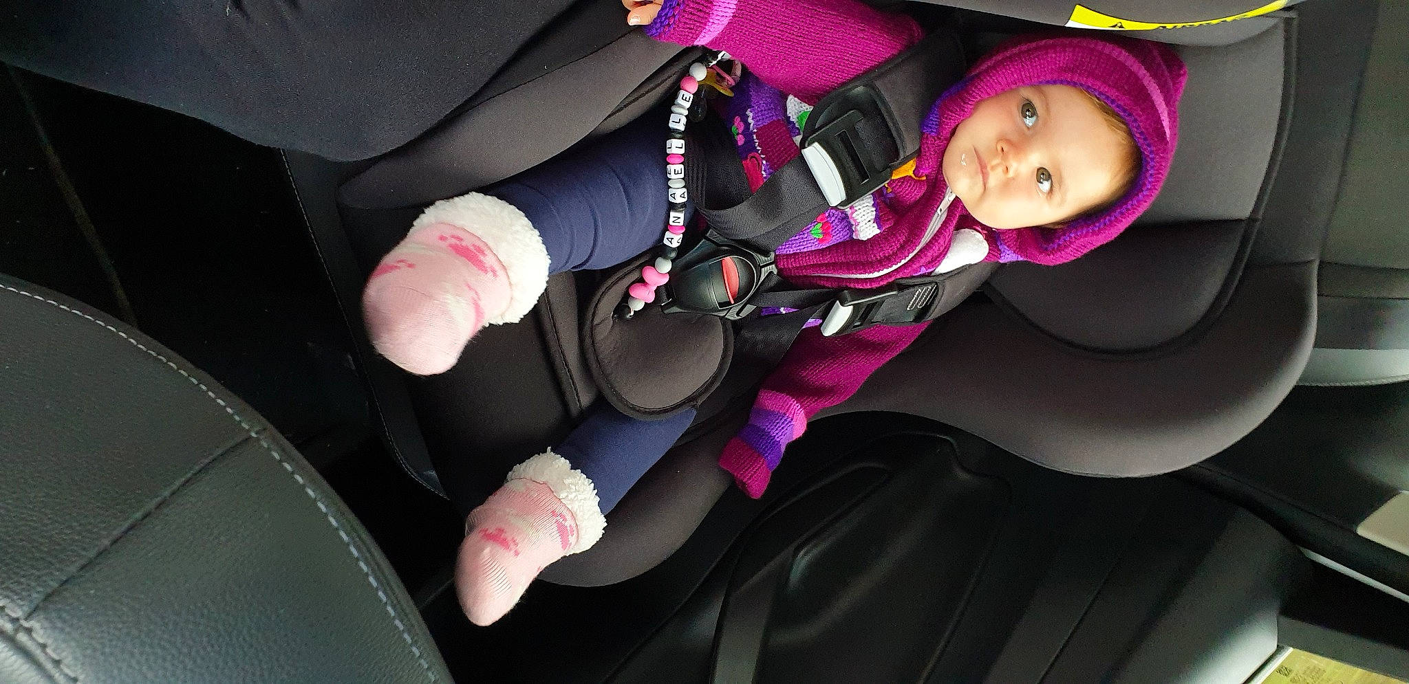 Anaëlle participe au concours pour gagner de l'argent avec cette photo : auto_part, black_hair, car_seat, family_car, headwear, person, pink, seat_belt
