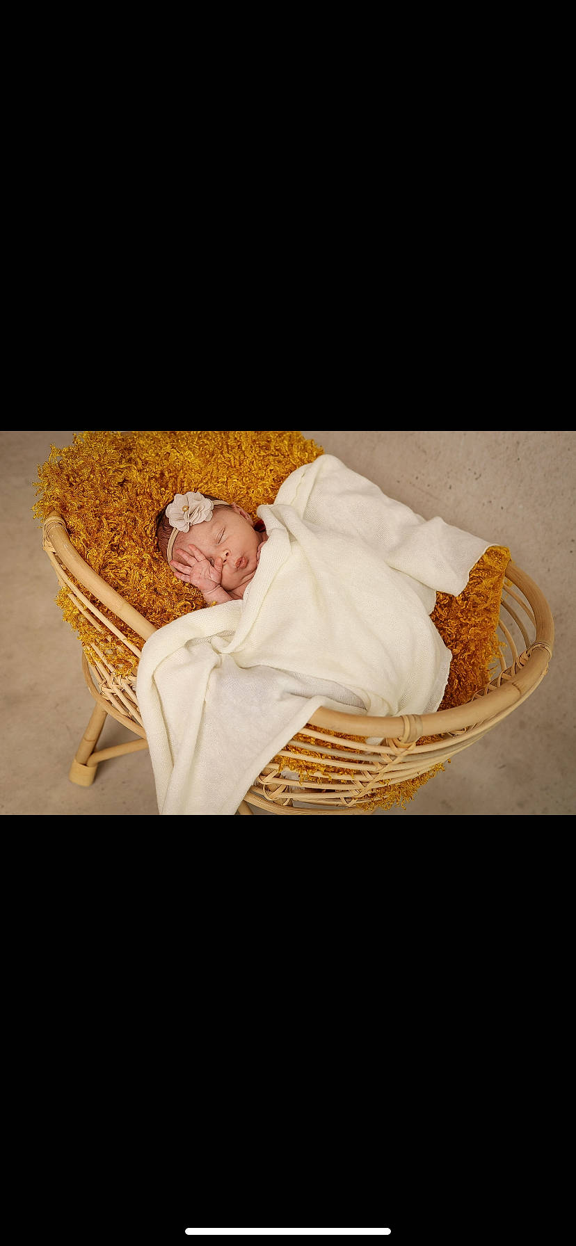 Myla a rejoint le concours — aidez-le/la à gagner de superbes lots ! baby_products, baby_sleeping, basket, chair, comfort, event, leisure, linens, person, rectangle, room, sitting, textile, throw_pillow, wood