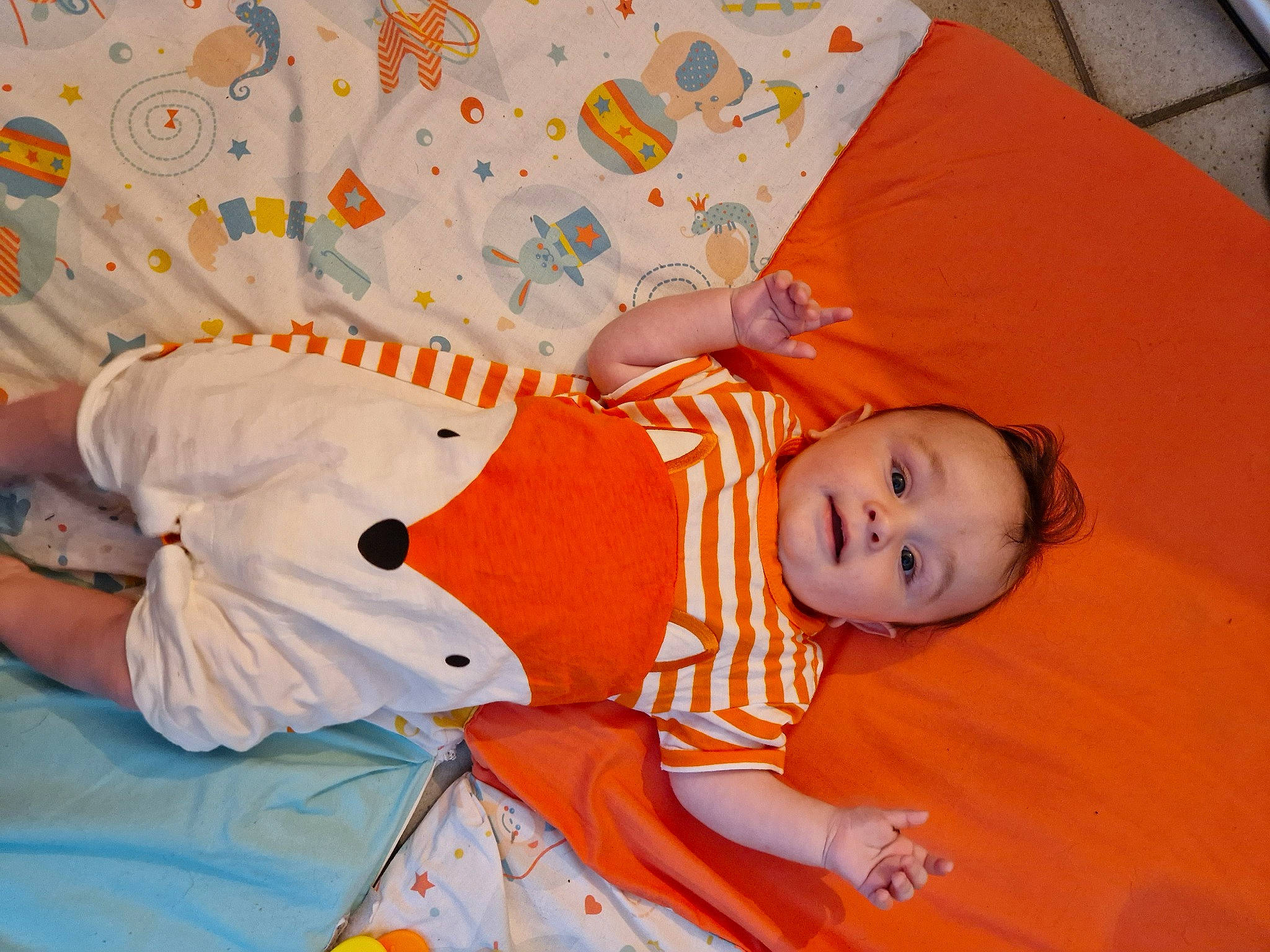 Hippolyte participe au concours pour gagner de l'argent avec cette photo : baby, baby_products, baby_toddler_clothing, child, comfort, fun, happy, linens, orange, pattern, person, room, sitting, sleeve, sock, toddler, wood