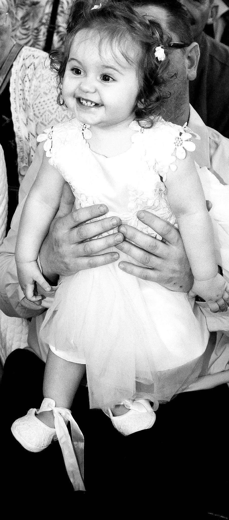 Célestine a rejoint le concours — aidez-le/la à gagner de superbes lots ! baby_toddler_clothing, black, black_and_white, flash_photography, gesture, hand, happy, human_leg, joy, leg, monochrome, monochrome_photography, person, photograph, skin, smile, snapshot, style, thigh, toddler