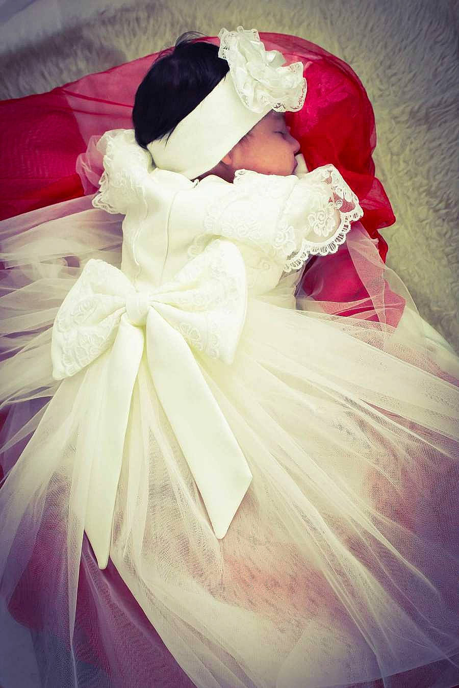 Aliyah participe au concours pour gagner de l'argent avec cette photo : bridal_accessory, bridal_clothing, bridal_party_dress, cloud, doll, dress, fashion_design, flash_photography, formal_wear, gown, hand, happy, headgear, headpiece, magenta, person, petal, pink, textile, toy