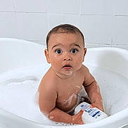 Mirán a rejoint le concours — aidez-le/la à gagner de superbes lots ! baby, bathtub, bubbles, bath, child, soap, water, skin, clean, wet, surprised, face, expression, indoor, white, tiled_wall, holding, young, cute, person