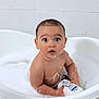 Mirán a rejoint le concours — aidez-le/la à gagner de superbes lots ! baby, bathtub, bubbles, bath, child, soap, water, skin, clean, wet, surprised, face, expression, indoor, white, tiled_wall, holding, young, cute, person