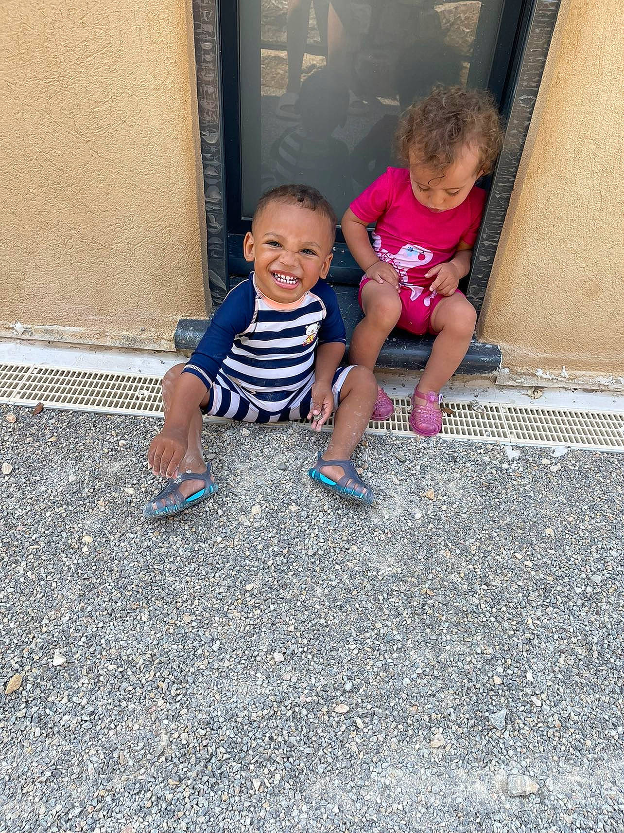 Kassim participe au concours pour gagner de l'argent avec cette photo : arm, asphalt, baby_toddler_clothing, child, floor, flooring, fun, grass, hairstyle, happy, head, human_body, human_leg, joy, leg, leisure, person, road_surface, smile, sneakers