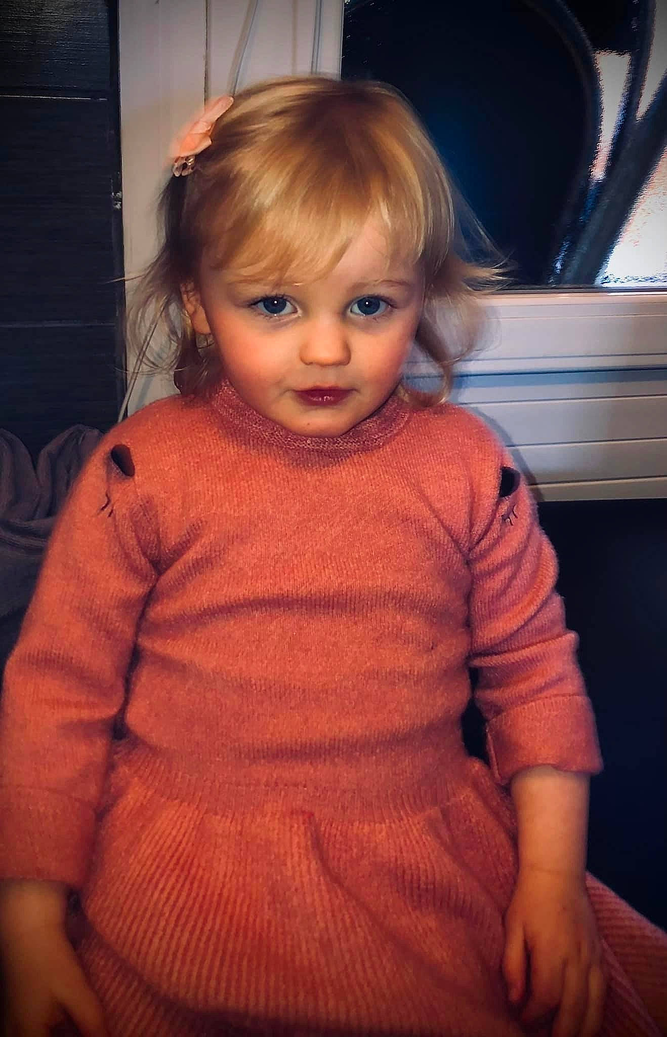 Lou participe au concours pour gagner de l'argent avec cette photo : baby_toddler_clothing, blond, cheek, child, chin, day_dress, dress, eyelash, hairstyle, iris, joint, lip, long_hair, mouth, nose, person, shoulder, skin, sleeve, smile