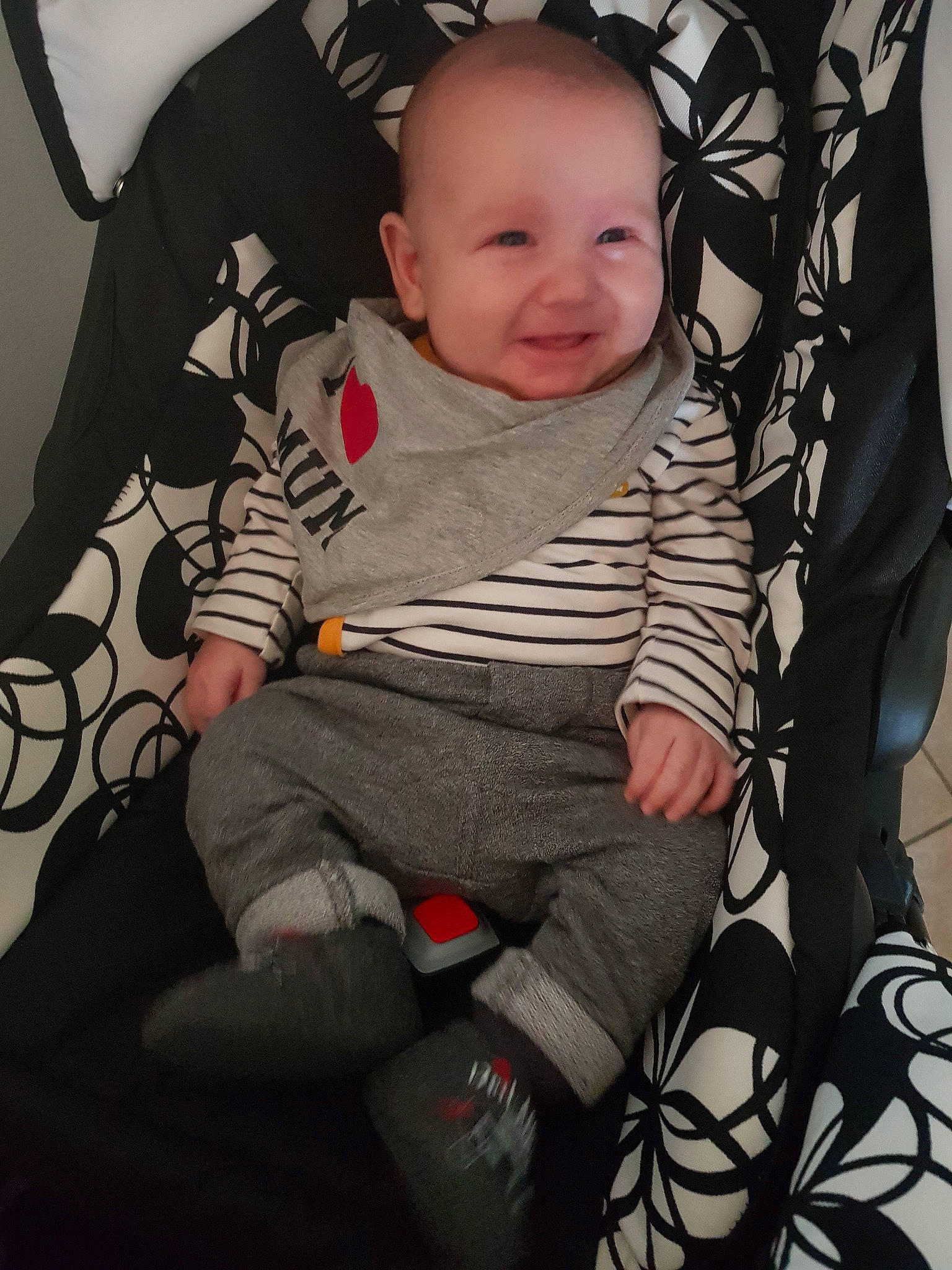 Keilan a rejoint le concours — aidez-le/la à gagner de superbes lots ! arm, baby_carriage, baby_products, black, car_seat, child, day, design, eye, furniture, girl, infant, organ, person, product, sitting, skin, smile, textile, toddler