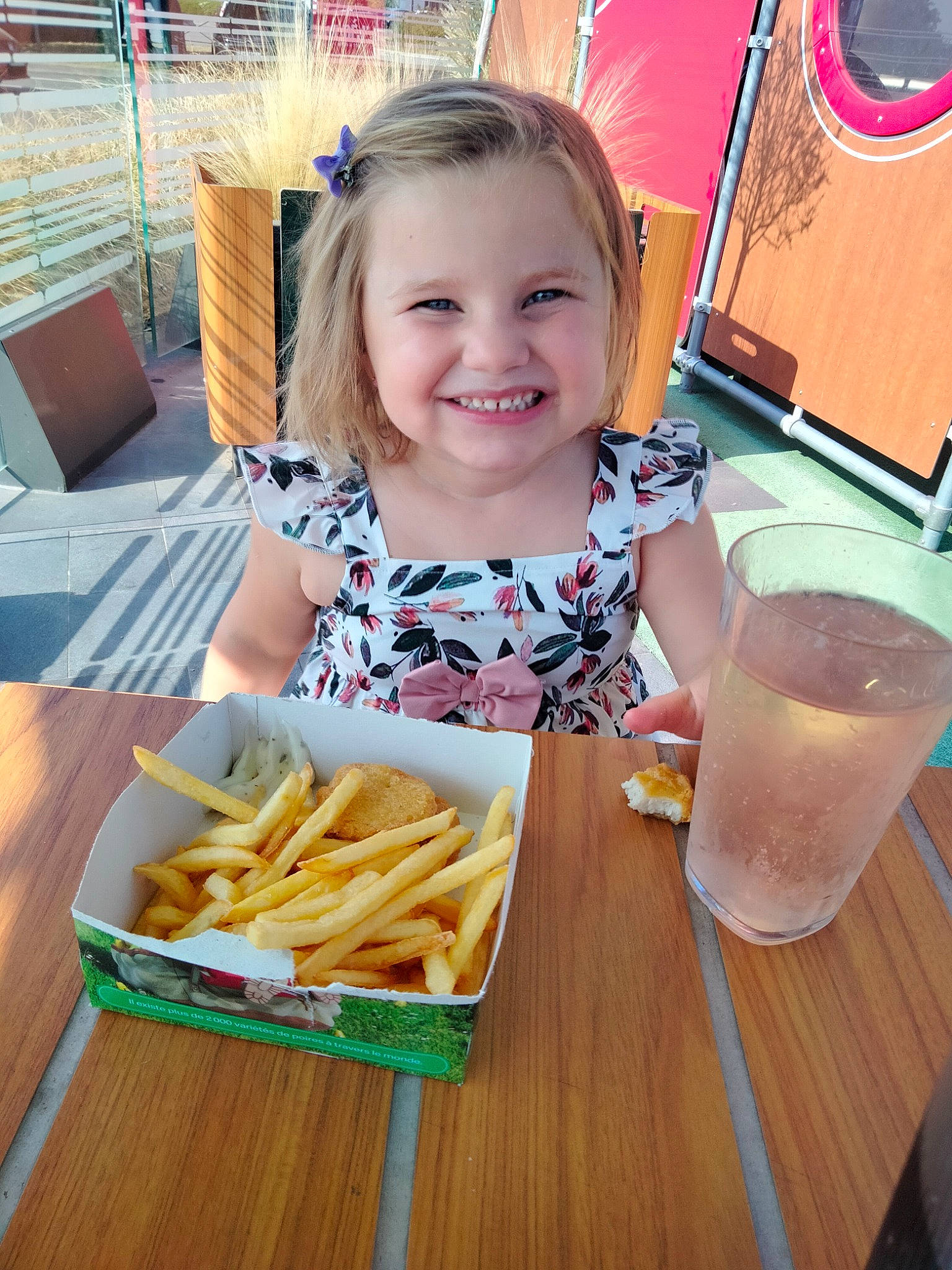 Liza a rejoint le concours — aidez-le/la à gagner de superbes lots ! breakfast, british_cuisine, canadian_cuisine, chair, comfort_food, cuisine, deep_frying, dish, finger_food, food, french_fries, fried_food, frying, happy, ingredient, joy, person, smile, table, tableware