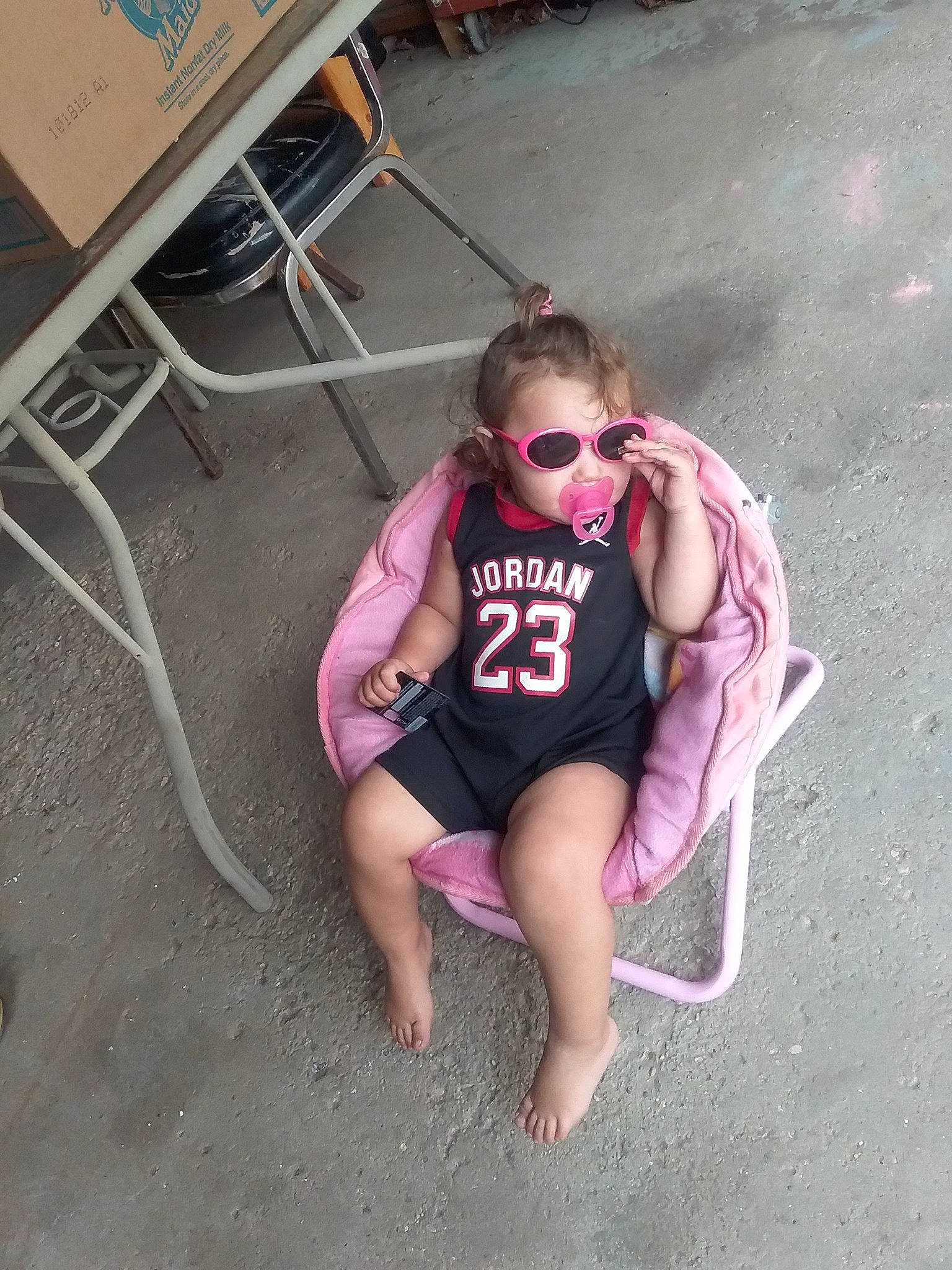 Izabel is registered to the contest to win money with this photo: leg, person, pink