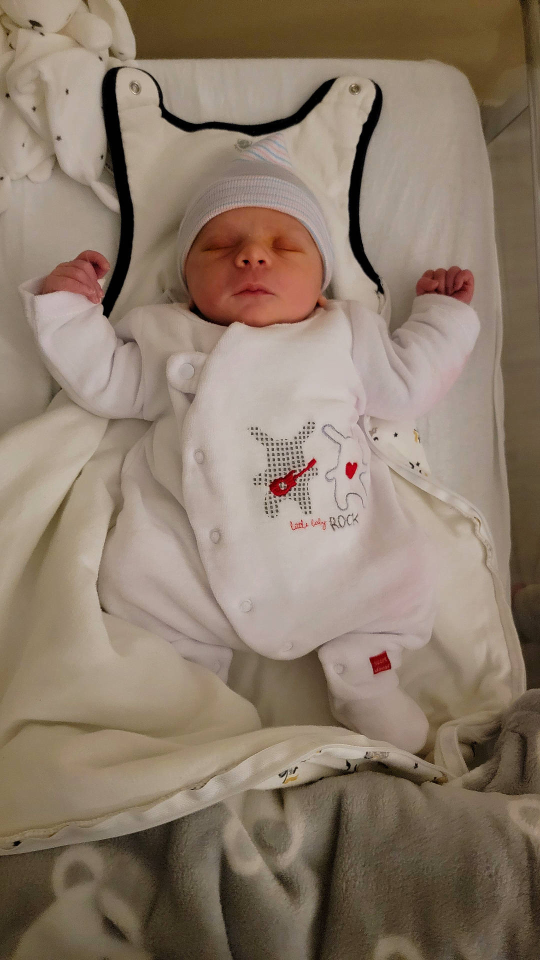 Raphaël participe au concours pour gagner de l'argent avec cette photo : baby, bed, blanket, bodypart, clothing, cradle, crib, cushion, face, finger, furniture, hand, hat, head, homedecor, infantbed, newborn, person, photography, portrait