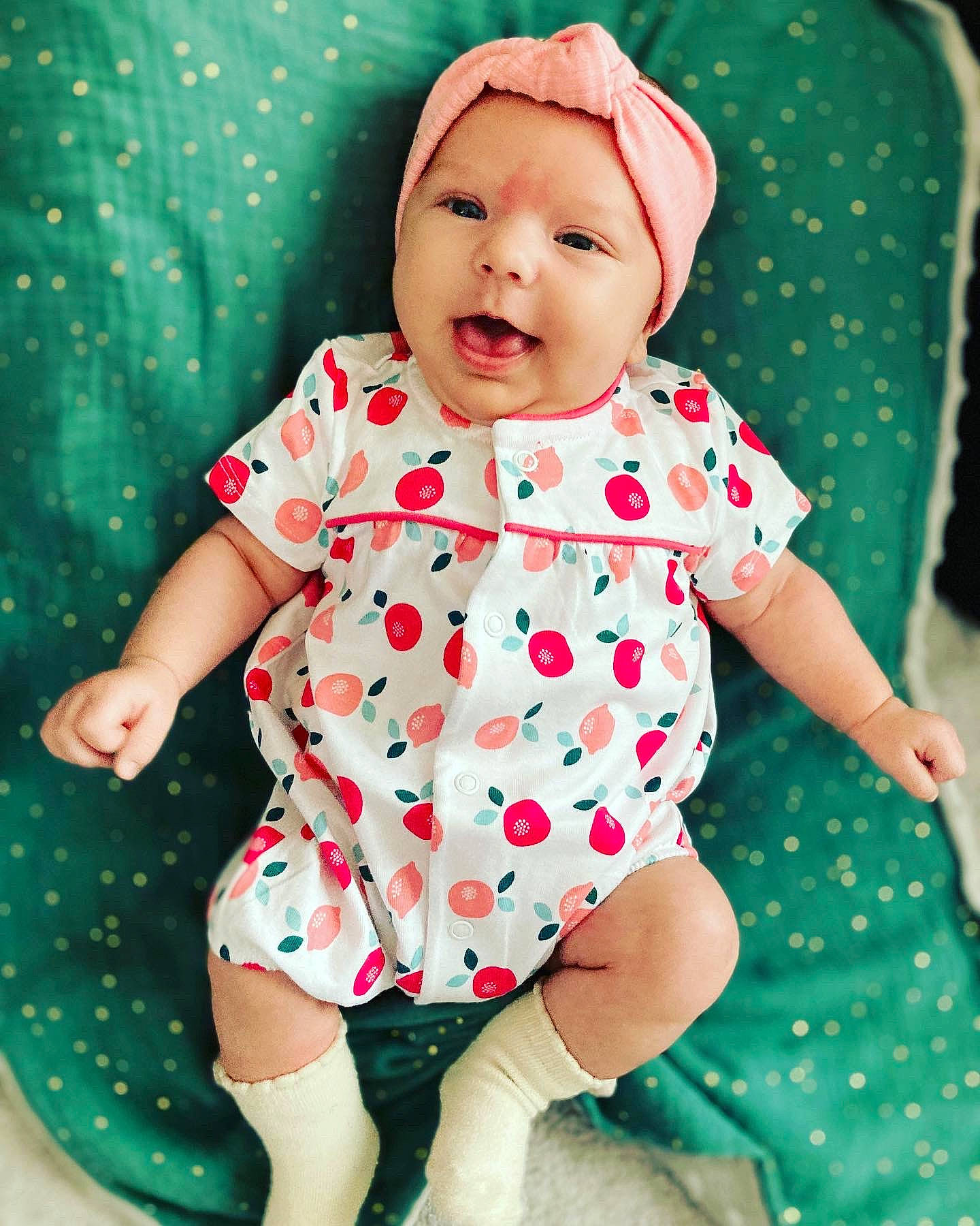 Romy a rejoint le concours — aidez-le/la à gagner de superbes lots ! arm, baby, baby_toddler_clothing, collar, dress, face, finger, green, hand, happy, headwear, outerwear, person, photograph, pink, product, skin, sleeve, smile, textile