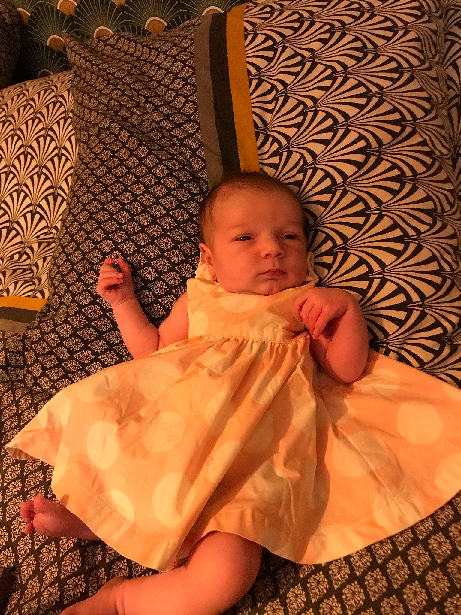 Giulia participe au concours pour gagner de l'argent avec cette photo : abdomen, baby, baby_toddler_clothing, child, comfort, finger, flash_photography, hand, head, human, human_body, linens, mouth, pattern, person, skin, stomach, textile, thigh, toddler