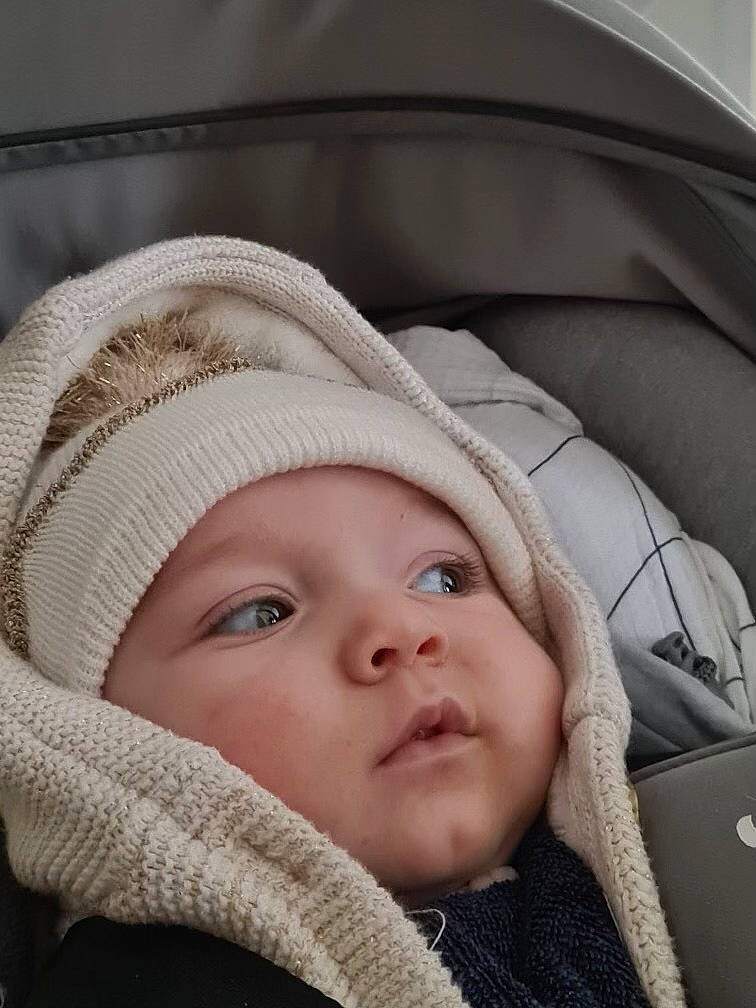 Giulia a rejoint le concours — aidez-le/la à gagner de superbes lots ! baby, baby_products, beanie, cap, car_seat, cheek, child, close_up, comfort, face, fashion_accessory, fur, head_restraint, headwear, knit_cap, person, personal_luxury_car, portrait_photography, toddler, winter