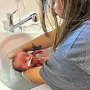 Leon a rejoint le concours — aidez-le/la à gagner de superbes lots ! arm, baby, bath, caregiver, closeup, hair, healthcare, hospital, indoor, infant, medical_tube, newborn, peaceful, person, sink, skin, support, tattoo, tub, water