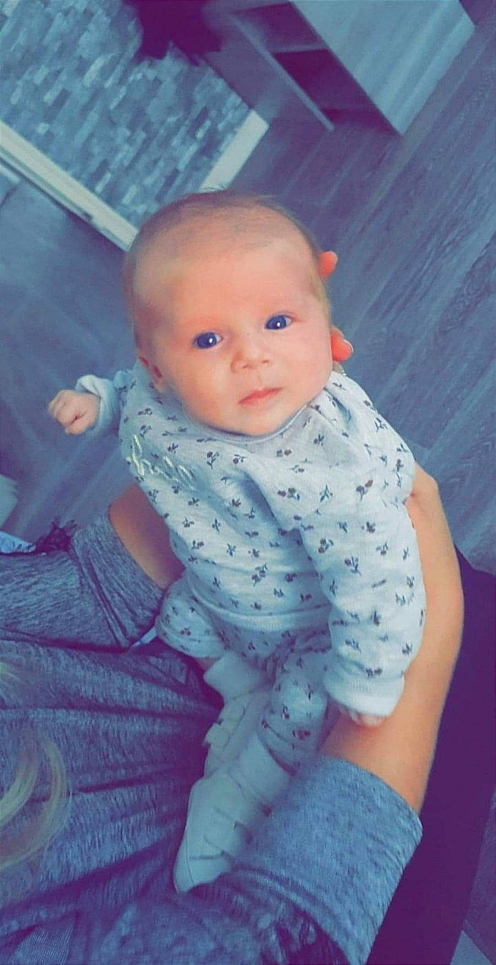 Enora a rejoint le concours — aidez-le/la à gagner de superbes lots ! baby, baby_products, baby_toddler_clothing, cheek, chest, child, comfort, electric_blue, flooring, fun, happy, iris, nose, pattern, person, sitting, skin, sleeve, toddler, trunk