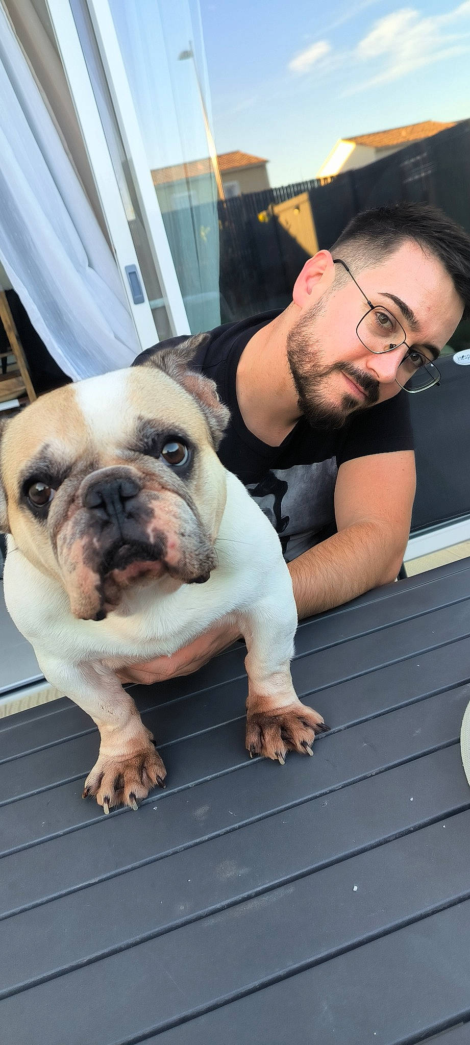 Oyanne participe au concours pour gagner de l'argent avec cette photo : beard, bulldog, canidae, carnivore, companion_dog, dog, dog_breed, eyewear, fawn, flooring, fur, glasses, molosser, smile, snout, sporting_group, toy_dog, vision_care, working_animal, wrinkle