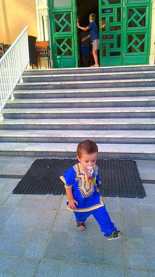 Romain a rejoint le concours — aidez-le/la à gagner de superbes lots ! blue, child, green, leisure, people, person, sitting, smile, snapshot, summer, temple, toddler, tourism, vacation