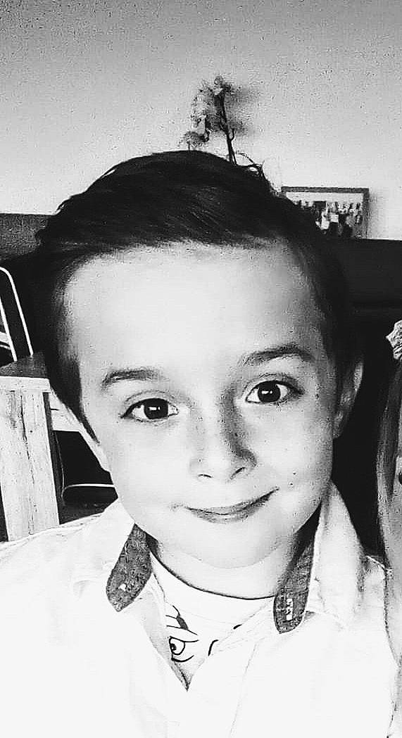 Romain participe au concours pour gagner de l'argent avec cette photo : black_and_white, black_hair, cheek, chin, ear, eye, eyebrow, face, forehead, hair, hairstyle, head, jaw, joy, lip, monochrome, nose, person, photograph, photography