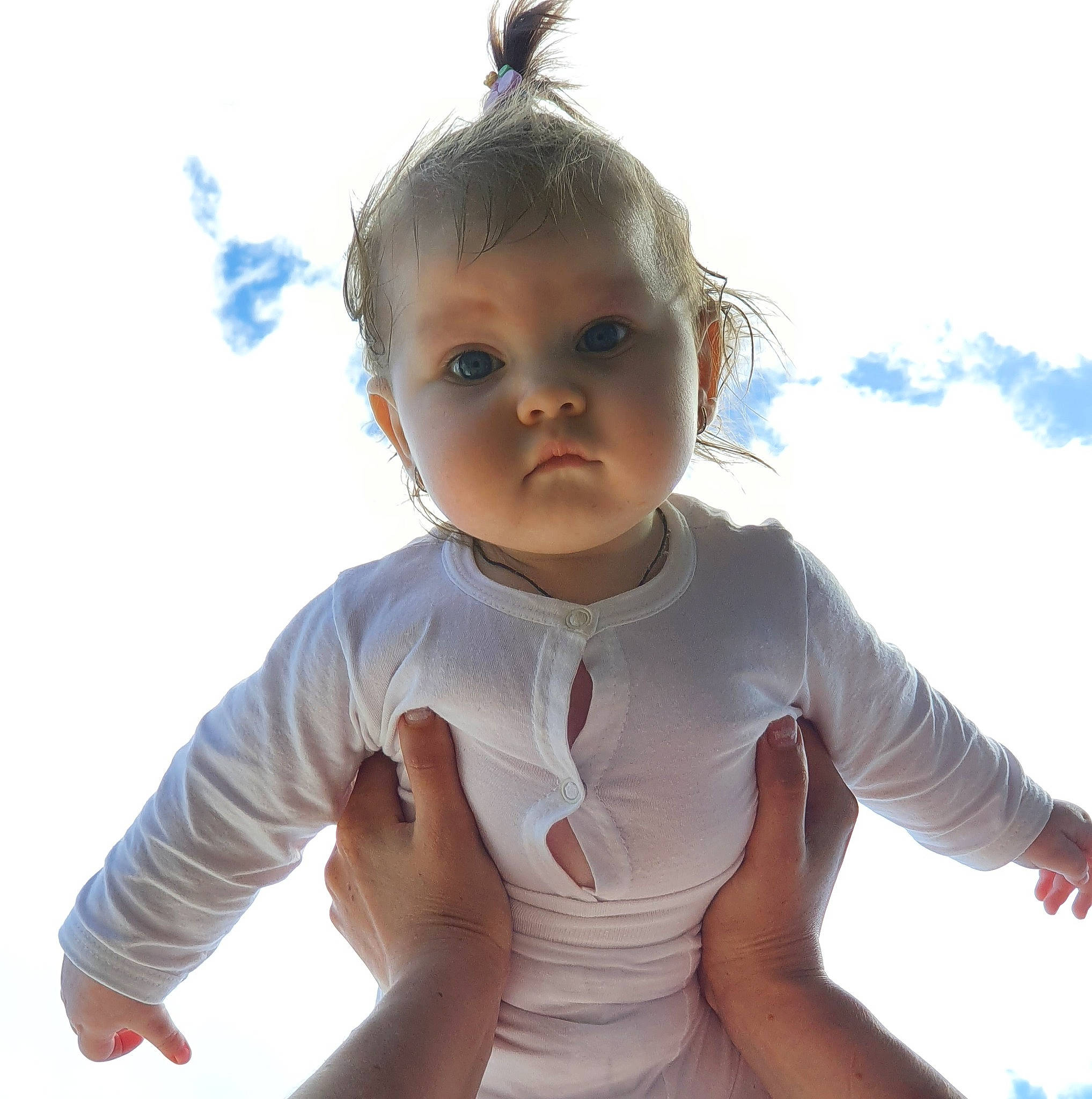 Amiea participe au concours pour gagner de l'argent avec cette photo : arm, baby_toddler_clothing, chest, child, cloud, elbow, face, fun, gesture, happy, iris, nail, pattern, people_in_nature, person, skin, sky, sleeve, t_shirt, thumb