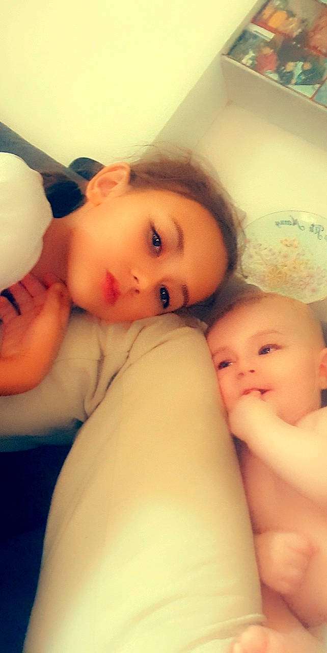 Kaylla a rejoint le concours — aidez-le/la à gagner de superbes lots ! arm, cheek, chin, eye, eyebrow, eyelash, facial_expression, forehead, hair, hand, head, human_body, joint, lip, mouth, muscle, neck, nose, person, shoulder