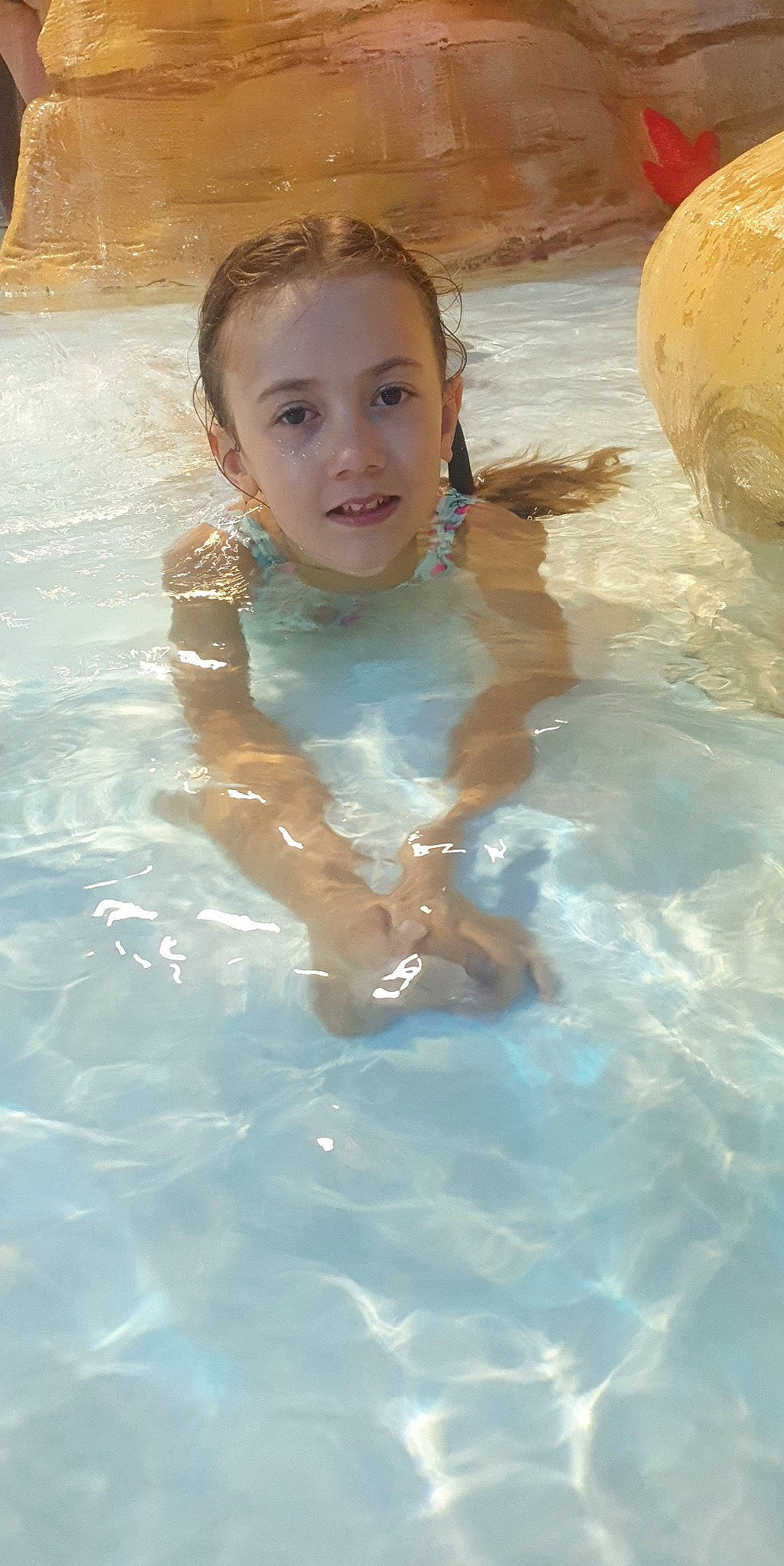 Kaylla participe au concours pour gagner de l'argent avec cette photo : bathing, chest, child, eye, face, fluid, fun, hair, happy, head, human_body, leisure, leisure_centre, nonbuilding_structure, person, play, recreation, swimming_pool, toddler, water