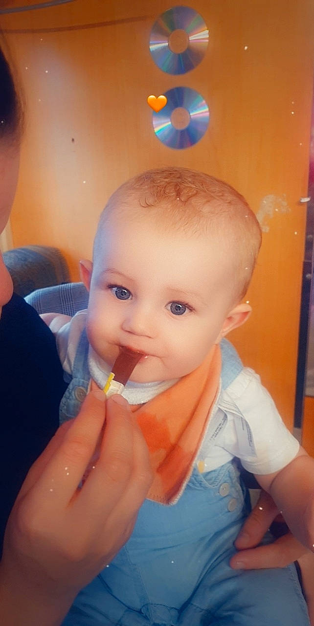 Emilio a rejoint le concours — aidez-le/la à gagner de superbes lots ! arm, baby, baby_products, blue, cheek, chest, drinkware, ear, eyelash, finger, fun, gesture, happy, mouth, neck, nose, person, plastic_bottle, skin, thumb