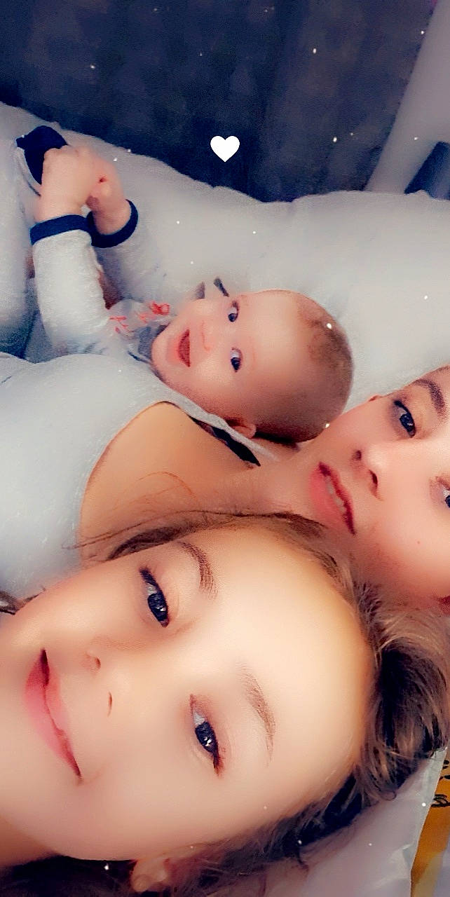 Emilio a rejoint le concours — aidez-le/la à gagner de superbes lots ! cheek, chin, eye, eyebrow, eyelash, facial_expression, finger, gesture, happy, human, joy, lip, mouth, muscle, nose, organ, person, photograph, product, skin