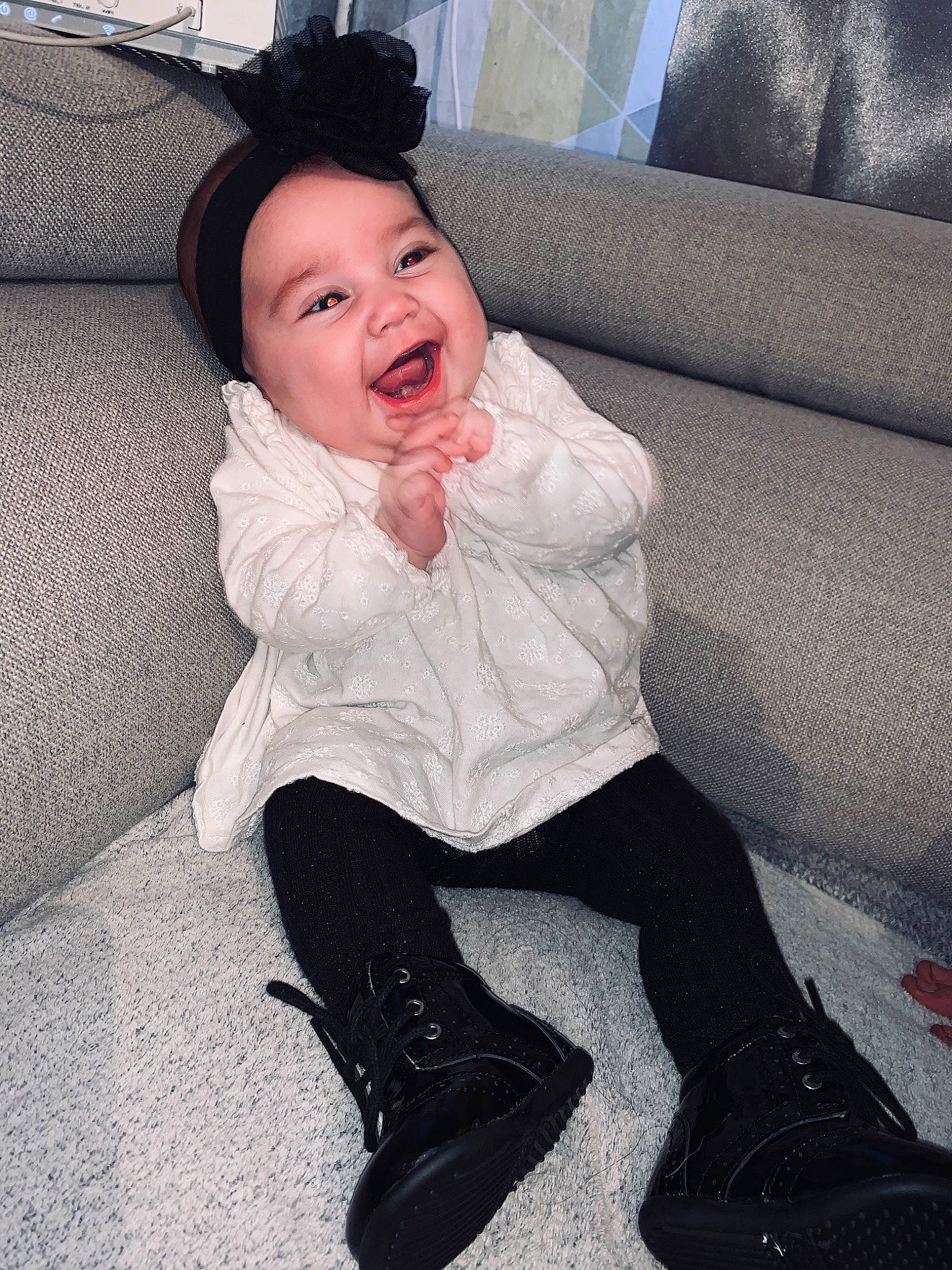 Joy participe au concours pour gagner de l'argent avec cette photo : arm, baby, beauty, black_hair, cheek, child, cool, eye, face, facial_expression, footwear, happy, head, headwear, leg, mouth, nose, person, sitting, skin