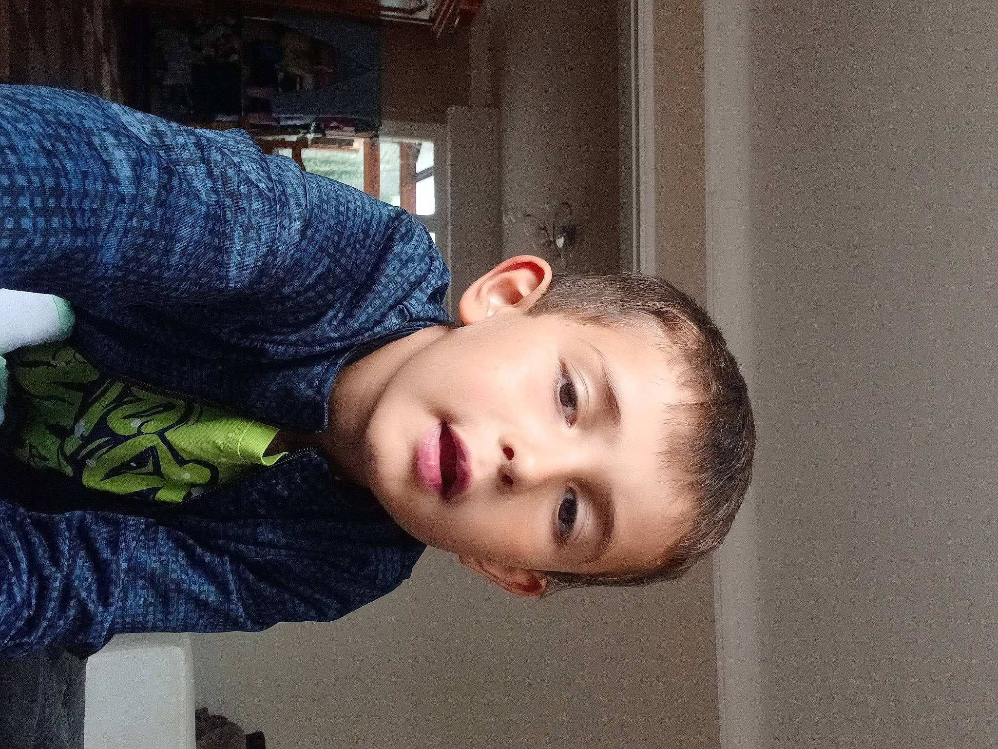 Hugo a rejoint le concours — aidez-le/la à gagner de superbes lots ! cheek, child, elbow, eye, eyelash, eyewear, face, flash_photography, fun, jaw, lip, neck, nose, pattern, person, portrait_photography, t_shirt, throat, toddler, wood