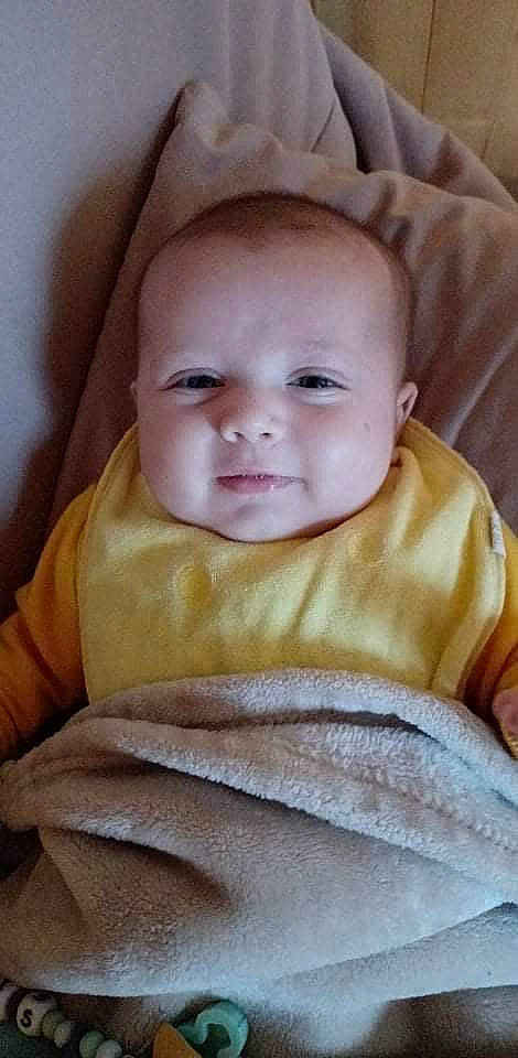 Louis a rejoint le concours — aidez-le/la à gagner de superbes lots ! baby, baby_toddler_clothing, cheek, chin, comfort, eye, eyebrow, eyelash, human_body, iris, lip, neck, nose, outerwear, person, product, skin, sleeve, smile, textile