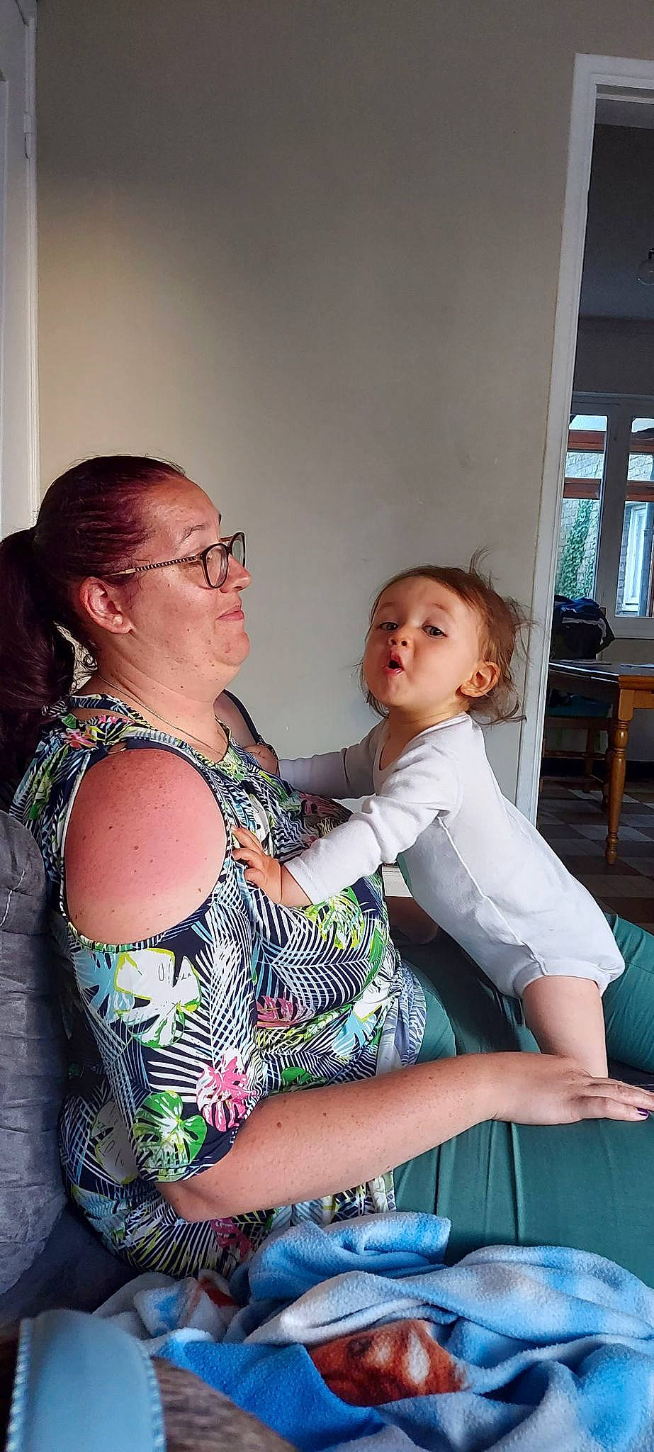 Louis a rejoint le concours — aidez-le/la à gagner de superbes lots ! arm, chair, comfort, event, eyewear, fashion_design, fun, gesture, glasses, hand, happy, jewellery, joint, neck, necklace, person, shoulder, trunk, vision_care, waist