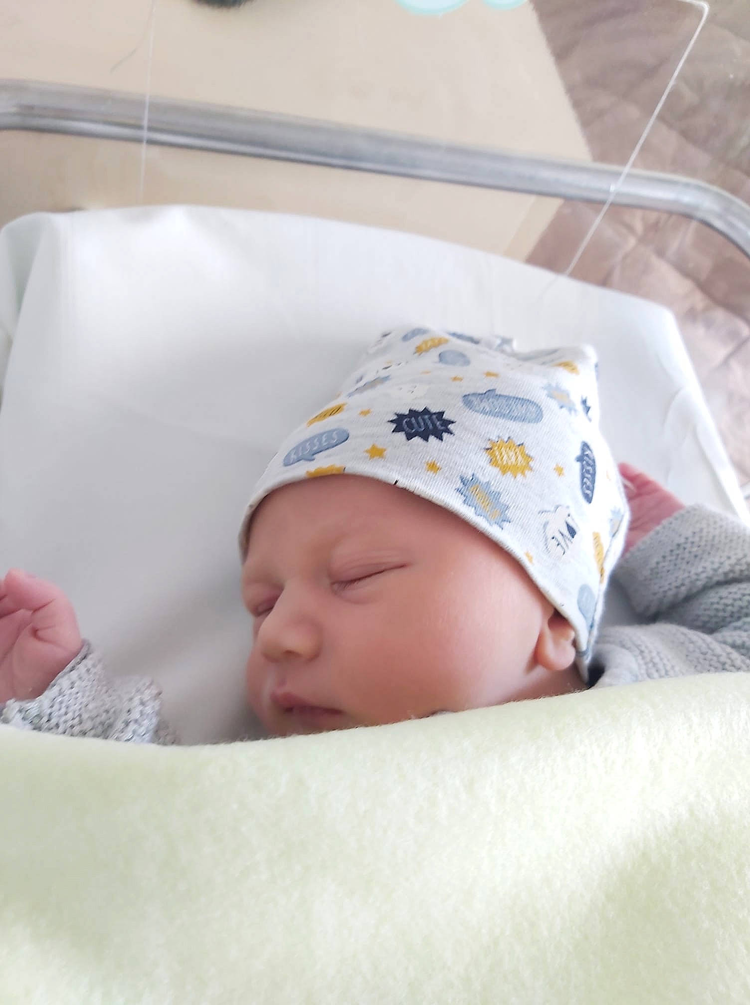 Louis a rejoint le concours — aidez-le/la à gagner de superbes lots ! baby, baby_products, baby_safety, baby_sleeping, baby_toddler_clothing, bedding, bedtime, birth, cap, child, comfort, event, hat, linens, nap, person, room, sleep, toddler