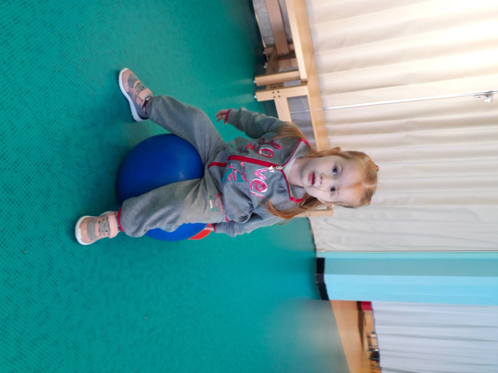 Luna participe au concours pour gagner de l'argent avec cette photo : balance, child, comfort, elbow, electric_blue, flooring, fun, knee, leisure, outdoor_shoe, person, recreation, room, sneakers, sportswear, t_shirt, toddler, walking_shoe, wood