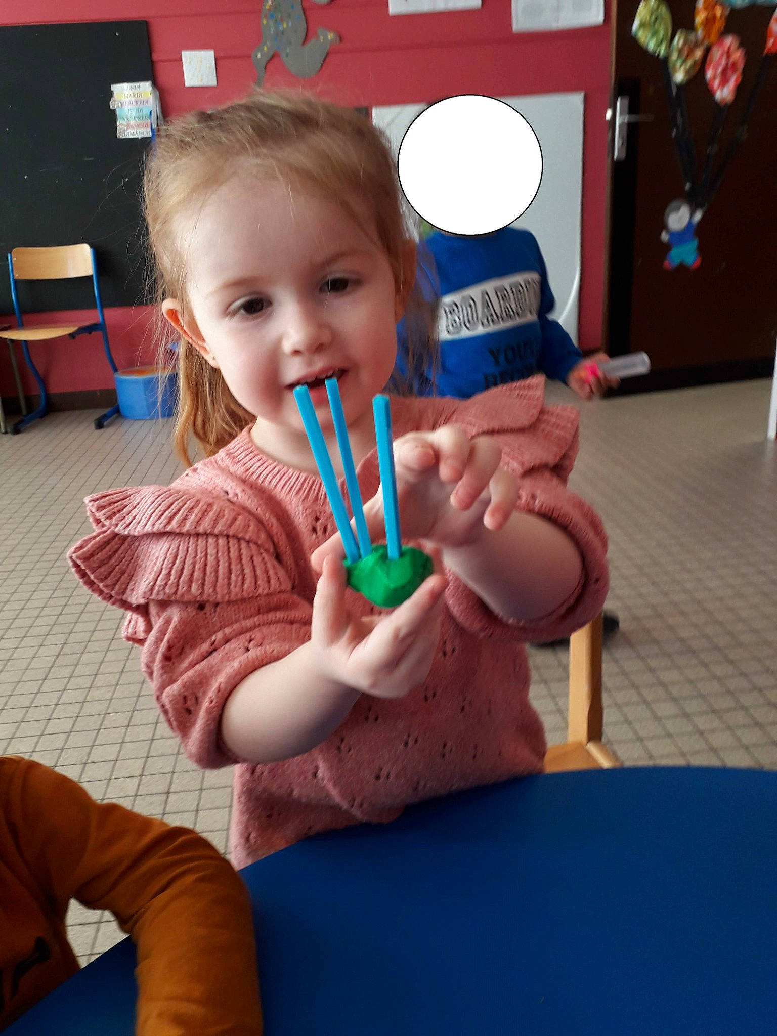 Luna a rejoint le concours — aidez-le/la à gagner de superbes lots ! baby, chair, child, facial_expression, finger, flooring, fun, head, idiophone, leisure, mouth, musical_instrument, person, play, sitting, skin, smile, snapshot, thumb, toddler