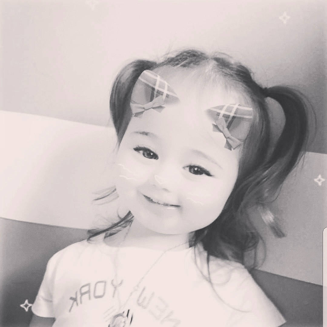 Julya participe au concours pour gagner de l'argent avec cette photo : beauty, black_and_white, cheek, child, chin, eye, eyebrow, face, forehead, hair, hairstyle, head, joy, lip, monochrome, nose, person, photograph, portrait, skin