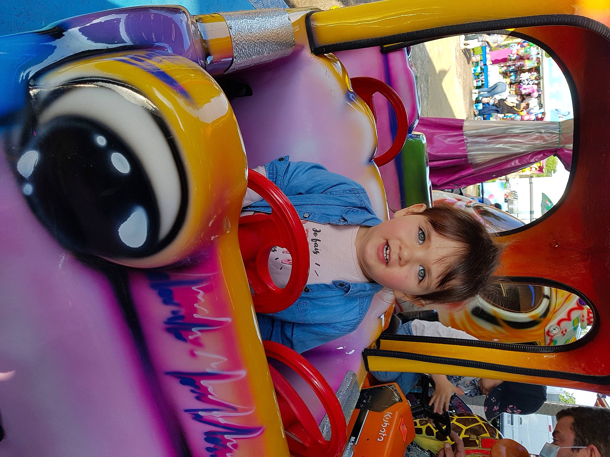 Ava a rejoint le concours — aidez-le/la à gagner de superbes lots ! audio_equipment, automotive_design, child, fun, leisure, machine, magenta, motor_vehicle, orange, person, pink, play, playground, recreation, room, tire, toddler, toy, vehicle, wheel