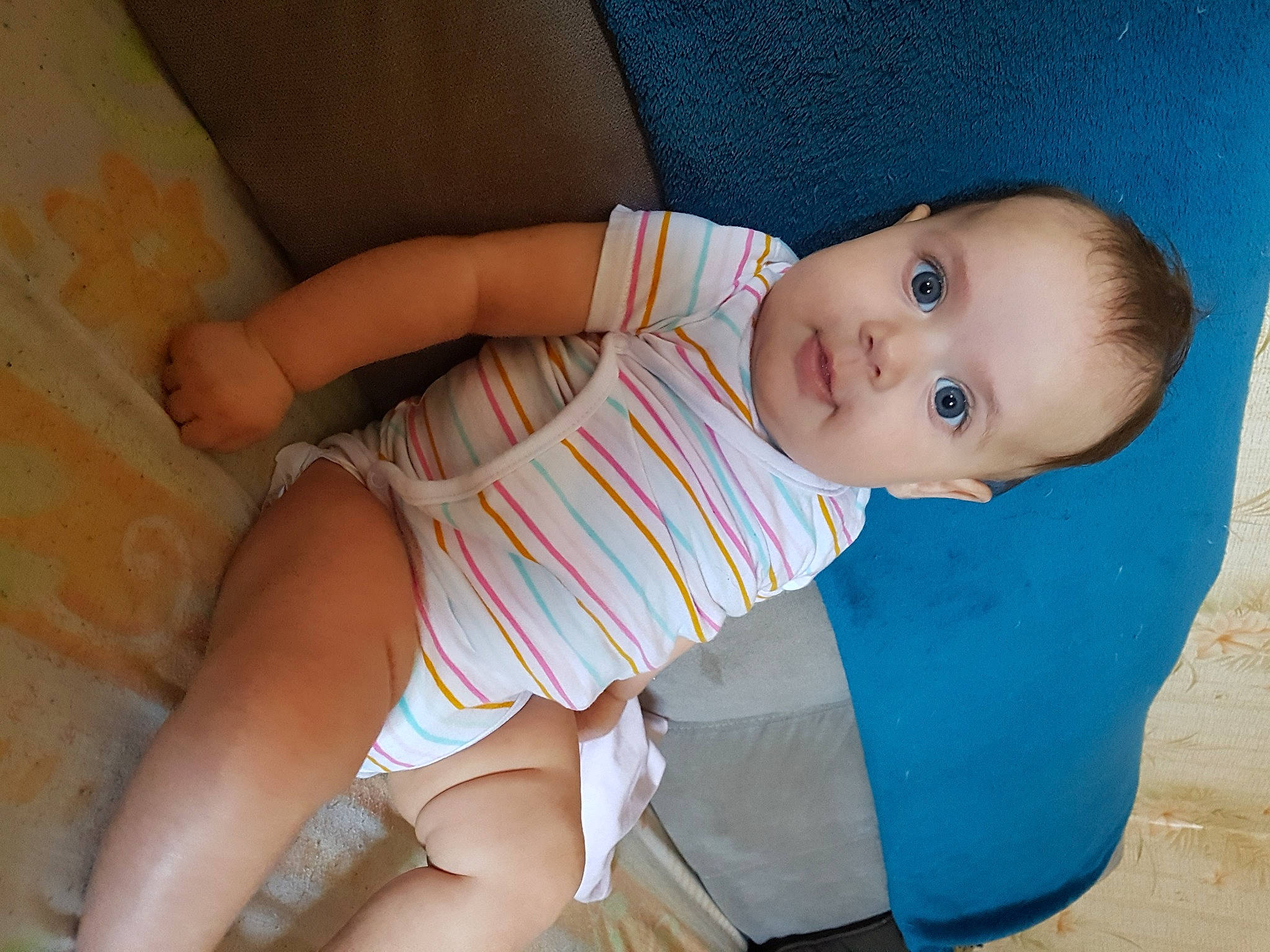 Tess participe au concours pour gagner de l'argent avec cette photo : arm, baby, baby_toddler_clothing, cheek, clothing, comfort, eye, facial_expression, finger, human_body, iris, joint, leg, lip, mouth, neck, nose, person, skin, sleeve