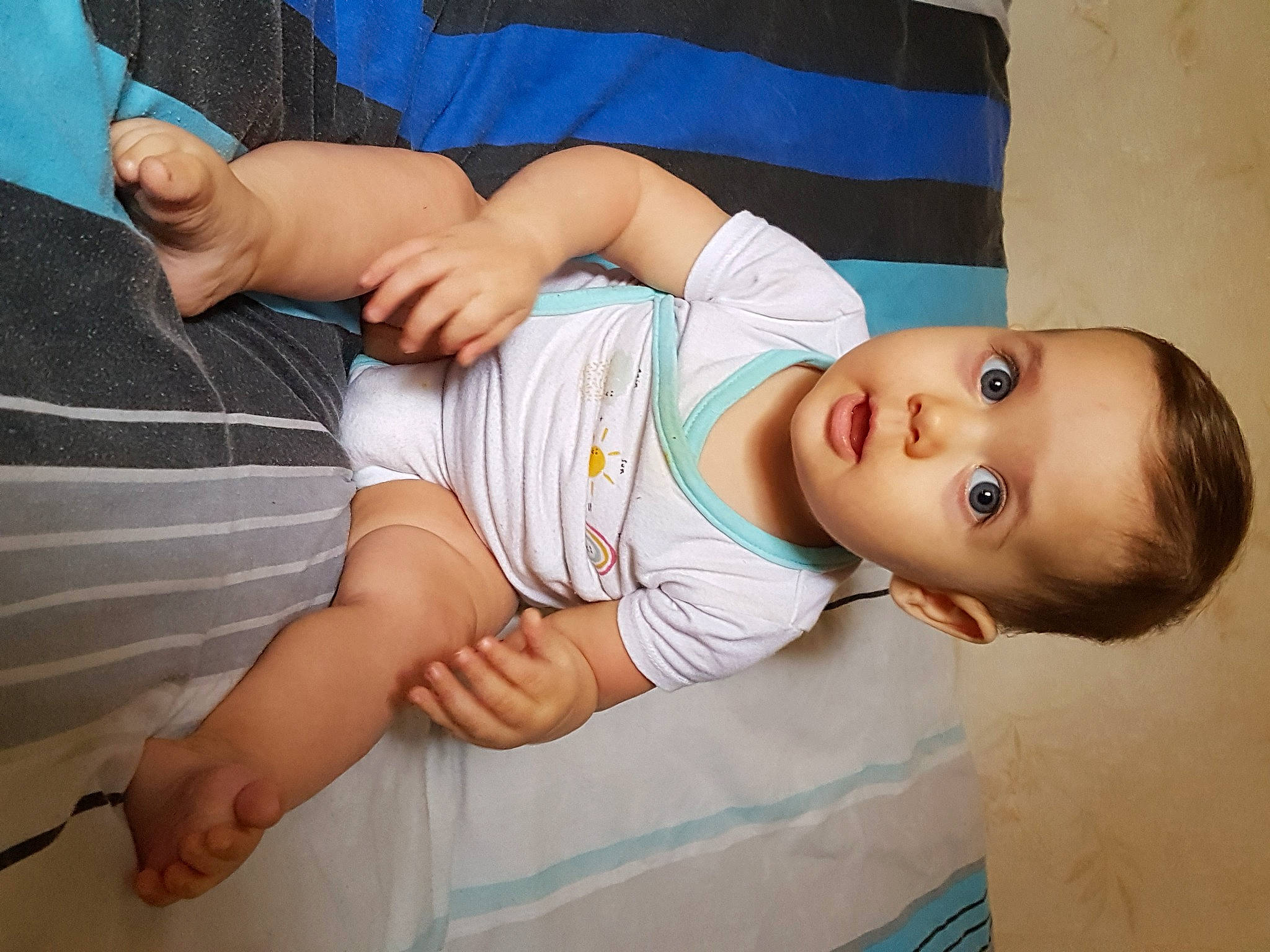 Tess a rejoint le concours — aidez-le/la à gagner de superbes lots ! baby_toddler_clothing, comfort, elbow, facial_expression, finger, gesture, glasses, hand, human_body, joint, knee, leg, mouth, person, shoulder, skin, sleeve, stomach, t_shirt, thigh