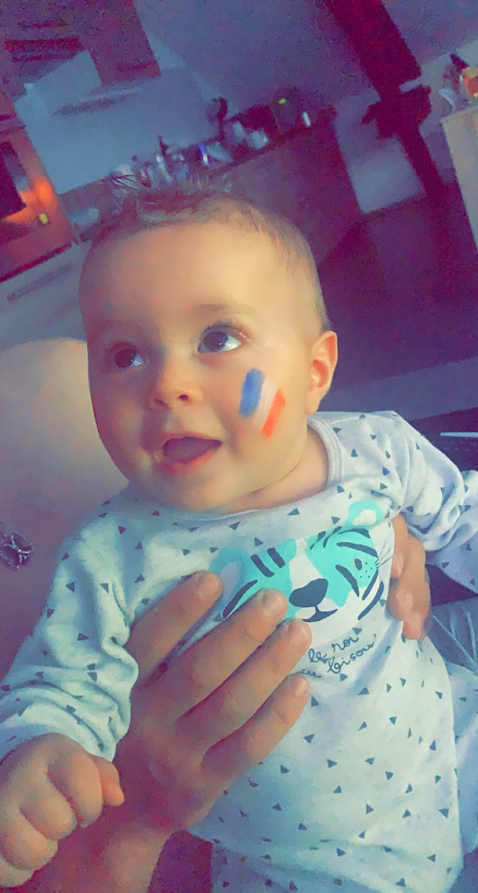 Adem participe au concours pour gagner de l'argent avec cette photo : arm, azure, baby_toddler_clothing, cheek, chin, eye, finger, forehead, gesture, hairstyle, hand, happy, iris, lip, mouth, neck, nose, person, shoulder, skin