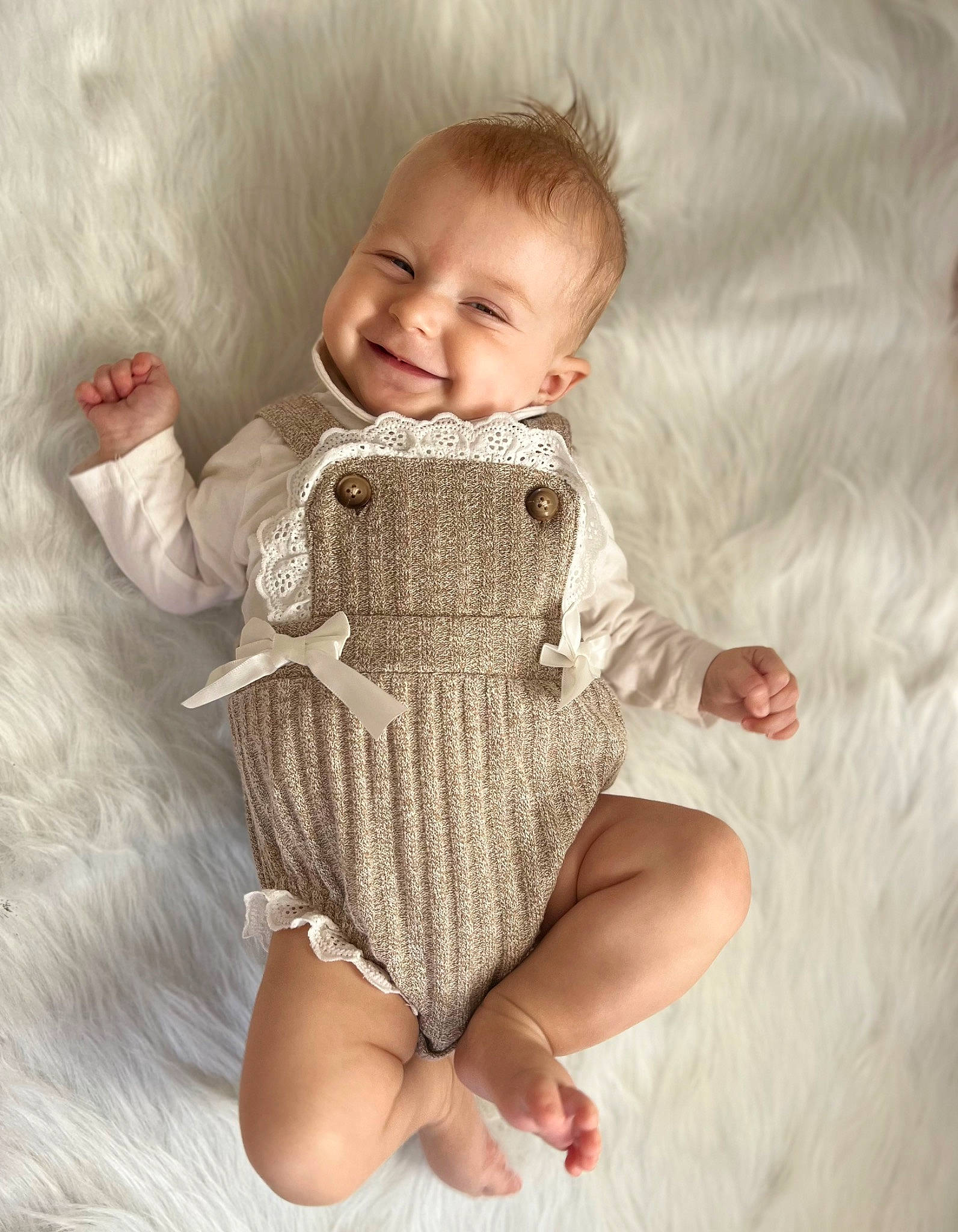 Jenny participe au concours pour gagner de l'argent avec cette photo : arm, baby_toddler_clothing, comfort, eye, face, finger, gesture, hand, happy, head, human_body, iris, joy, neck, outerwear, person, shoulder, sleeve, smile, textile