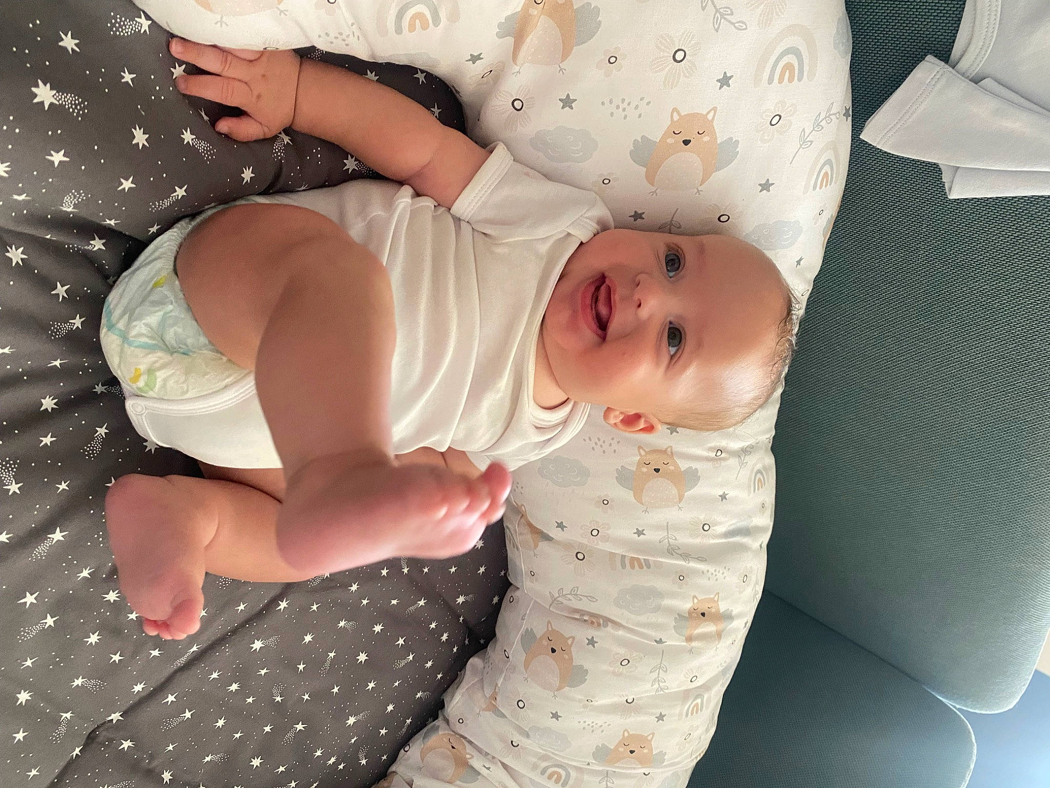 Sandro participe au concours pour gagner de l'argent avec cette photo : abdomen, baby, baby_products, baby_toddler_clothing, chest, child, comfort, elbow, finger, foot, glasses, hand, hat, human_leg, infant_bodysuit, pattern, person, sitting, skin, sleeve