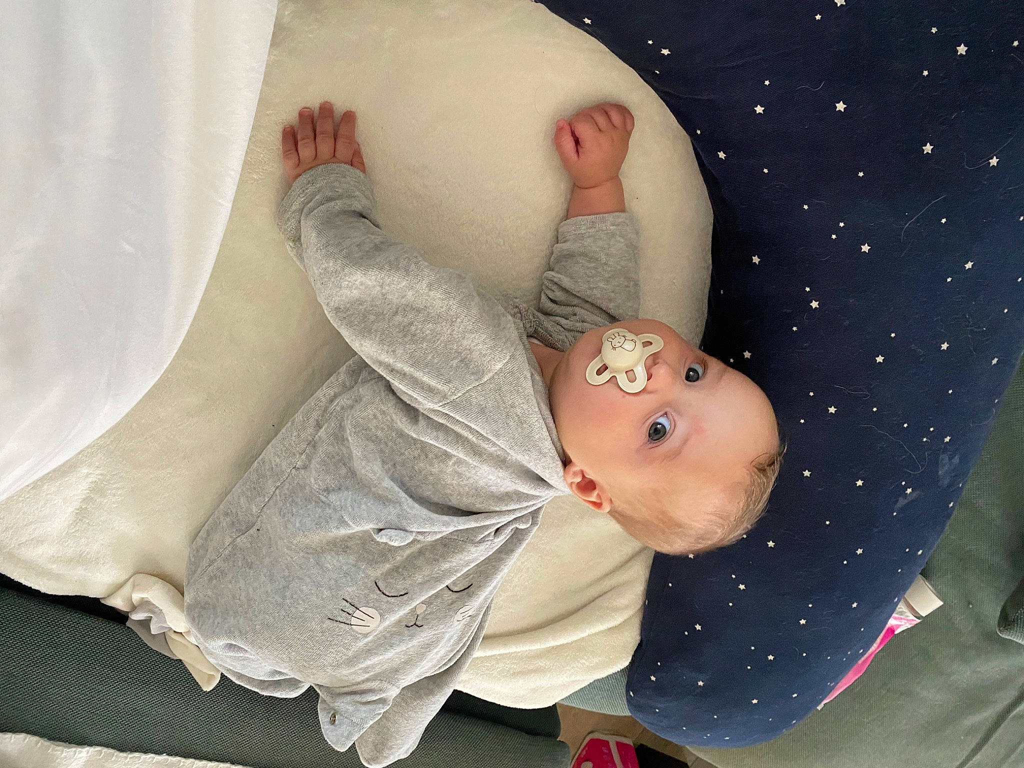 Sandro a rejoint le concours — aidez-le/la à gagner de superbes lots ! abdomen, baby, baby_products, baby_sleeping, baby_toddler_clothing, child, comfort, elbow, foot, gesture, head, human_body, human_leg, knee, leg, linens, person, room, sleeve, thigh