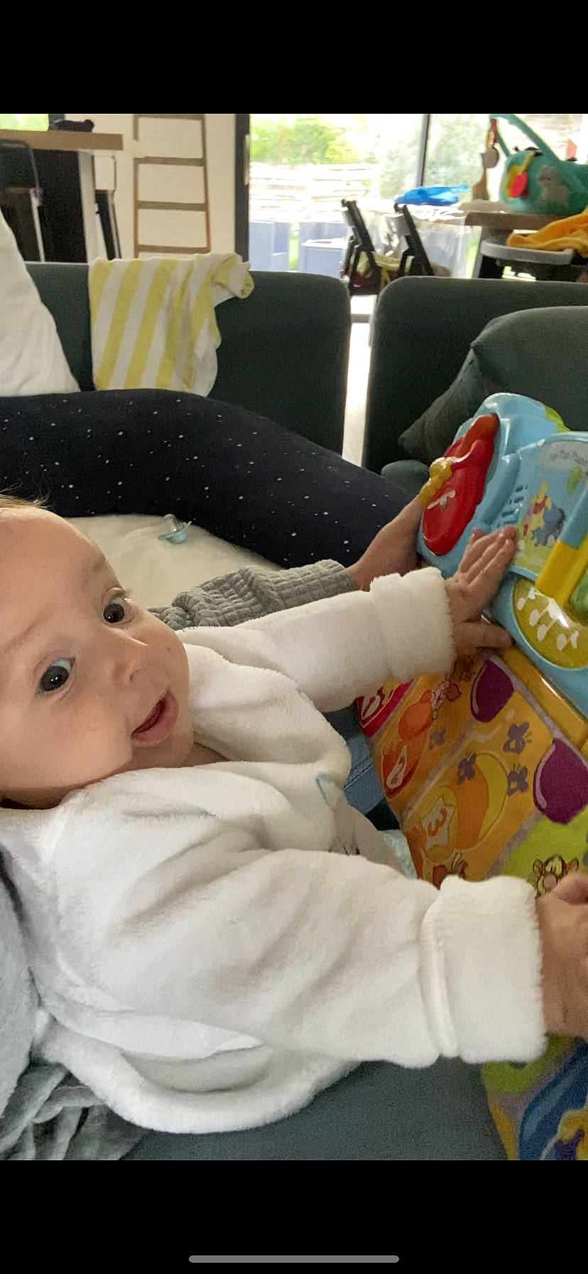 Sandro participe au concours pour gagner de l'argent avec cette photo : baby, baby_products, baby_toddler_clothing, chair, child, comfort, couch, human_leg, lamp, leisure, mammal, people, person, product, room, sitting, smile, textile, thigh, toddler