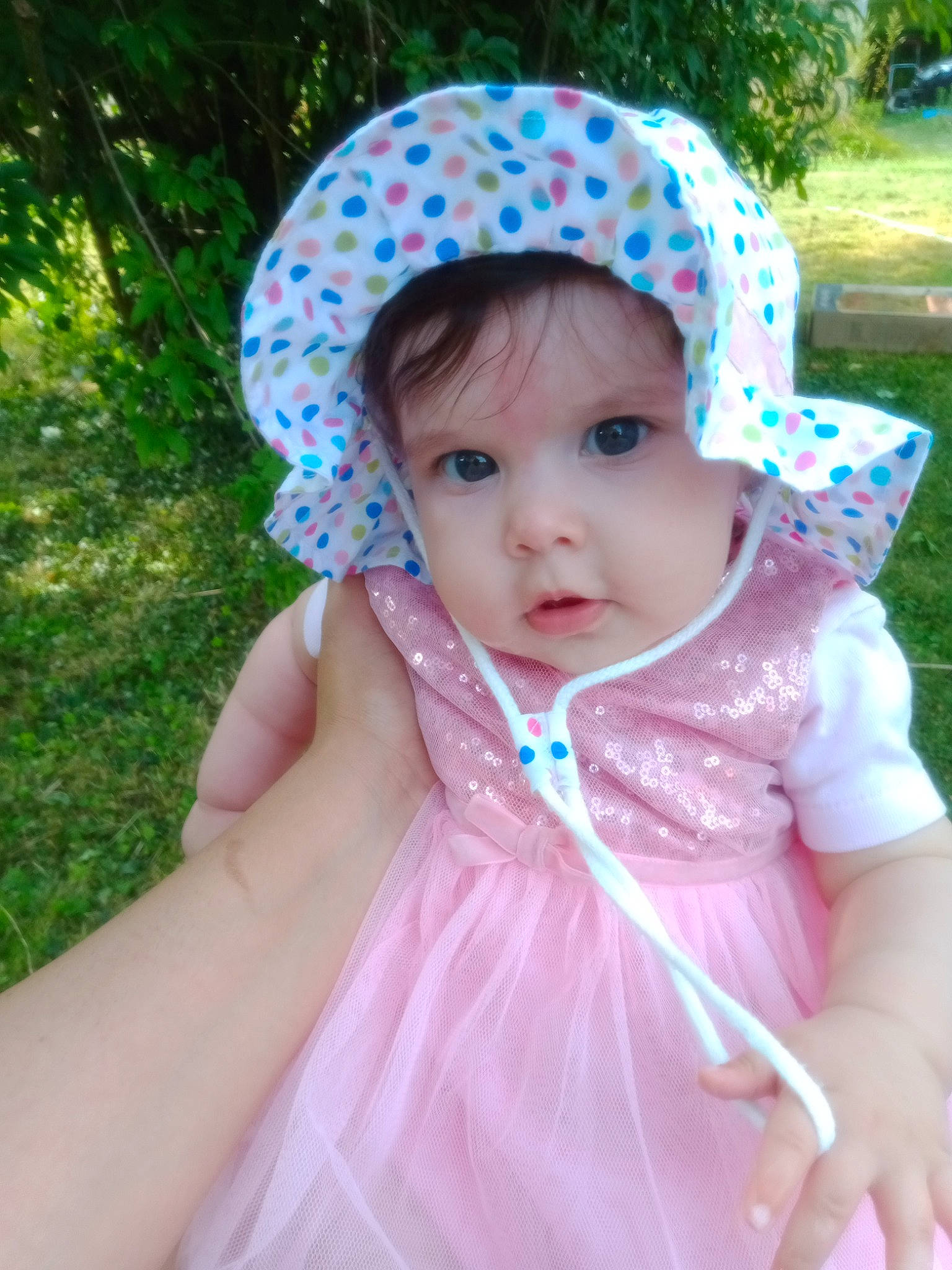 Iris participe au concours pour gagner de l'argent avec cette photo : baby, baby_toddler_clothing, cap, eye, face, fun, grass, happy, headgear, headwear, lip, outerwear, people_in_nature, person, photograph, pink, plant, purple, skin, sleeve