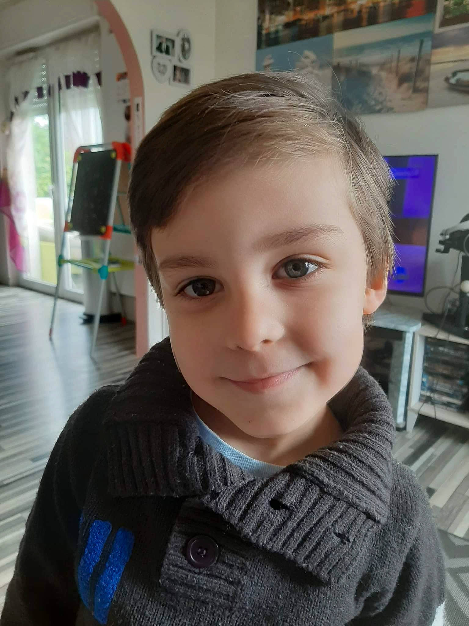 Alexandre a rejoint le concours — aidez-le/la à gagner de superbes lots ! baby_toddler_clothing, cheek, child, chin, computer_keyboard, cool, eyebrow, eyelash, forehead, happy, iris, jaw, joy, neck, nose, person, room, selfie, skin, sleeve