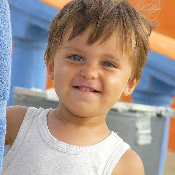 Alexandre participe au concours pour gagner de l'argent avec cette photo : cheek, child, chin, eye, eyebrow, eyelash, facial_expression, forehead, gesture, hairstyle, happy, human_body, iris, jaw, joy, lip, nose, person, smile, t_shirt