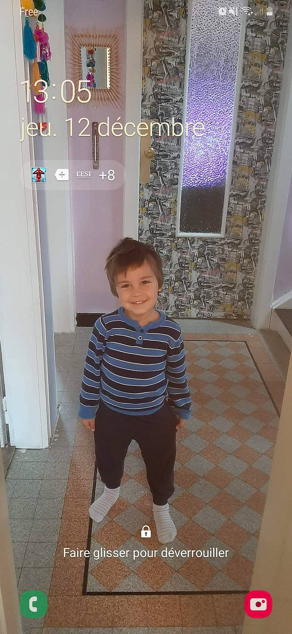 Alexandre a rejoint le concours — aidez-le/la à gagner de superbes lots ! child, door, floor, flooring, happy, hardwood, human_leg, joy, knee, leg, pattern, person, product, sleeve, smile, standing, t_shirt, thigh, toddler, wood